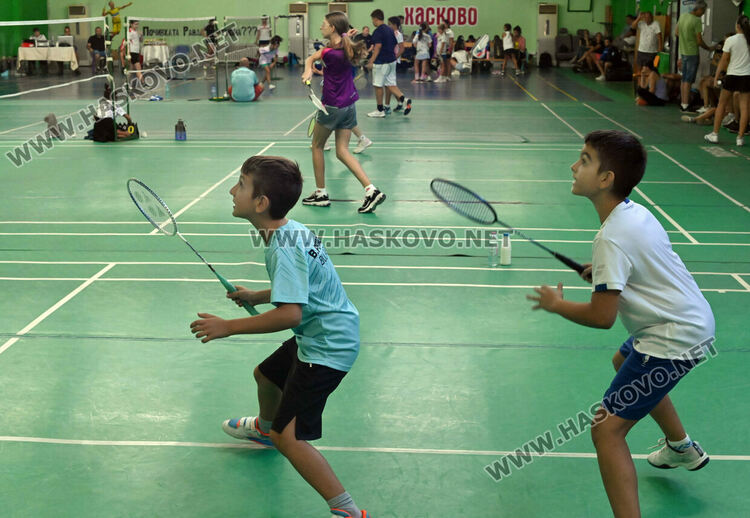 Битките за трофеите в турнира по бадминтон продължават