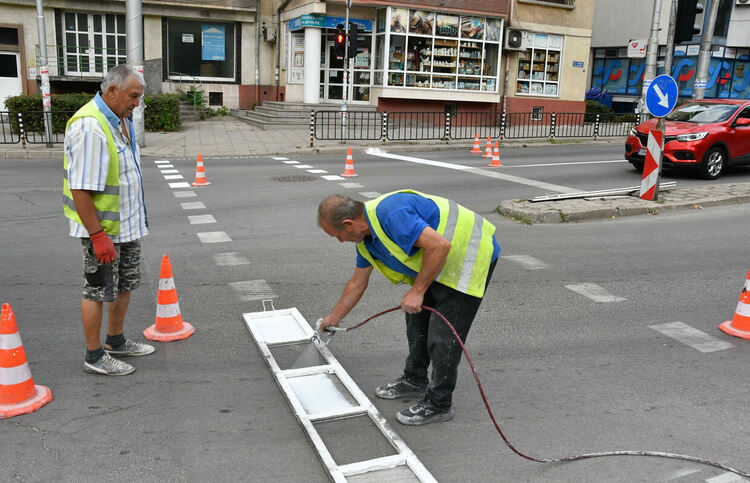 Предпразнично обновяват пътната маркировка в Хасково