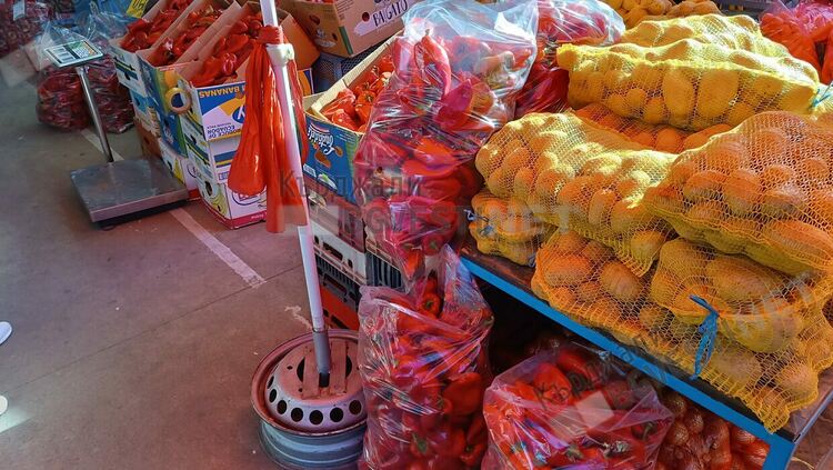 В сезона на лютеницата кърджалийци се ослушват на Пазара на производителите,червената капия от Звиница върви по 3 лева килограма