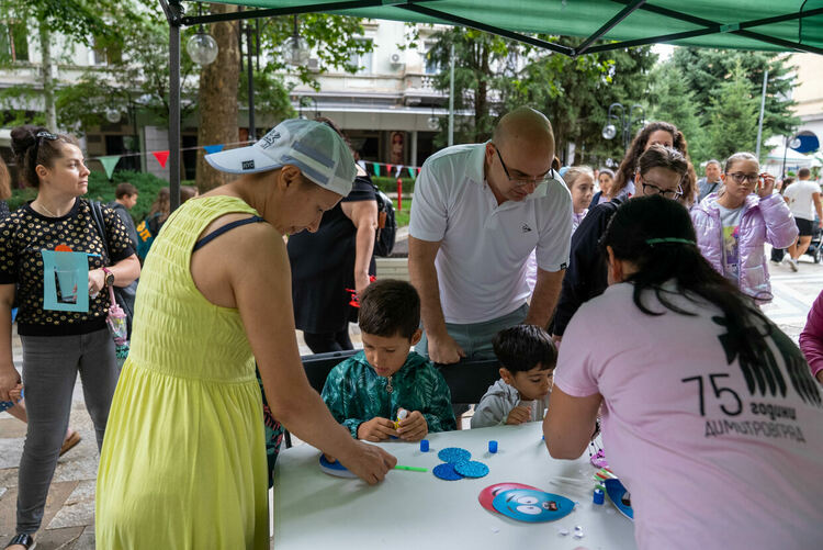 Деца и родители се забавляваха днес на детския празник, организиран от общината по повод празника на града