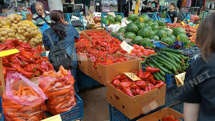 В сезона на лютеницата кърджалийци се ослушват на Пазара на производителите,червената капия от Звиница върви по 3 лева килограма