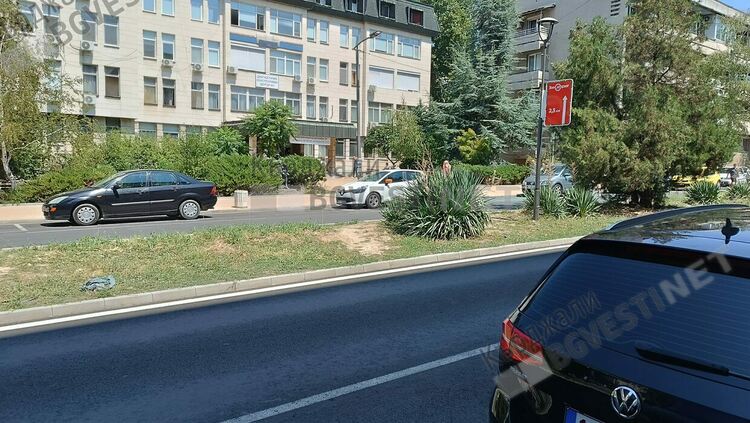 Край на „бягането с препятствия” по бул.”Тракия”, премахнаха парапетите в зелените площи