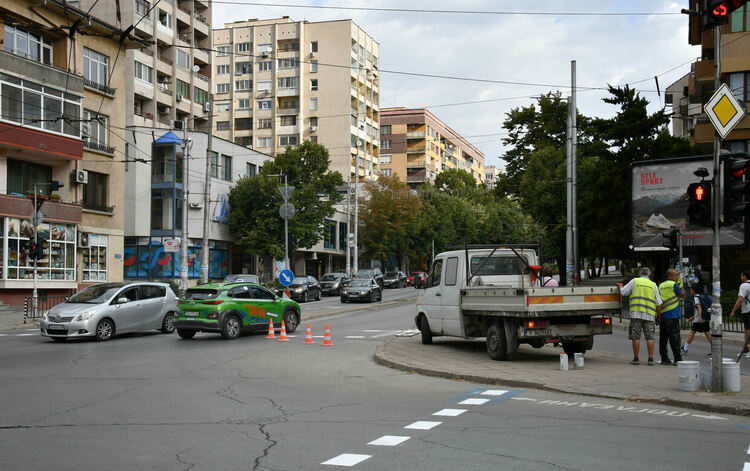 Предпразнично обновяват пътната маркировка в Хасково