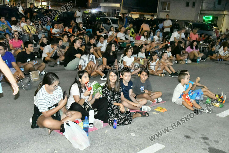 Лятното автокино в Хасково привлече много деца и младежи