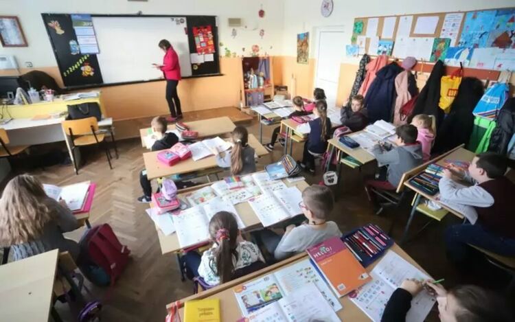 ИИ не може да се спре или забрани в училище. Той така или иначе съществува. И вместо да се опасяваме от рисковете, е по-добре да направим с него по-полезни учебните часове и да обучим децата как да го използват ефективно.