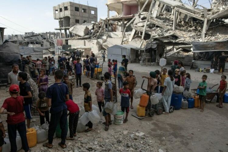 Израелски танкове навлизат по-дълбоко в град Газа; палестински семейства напускат града