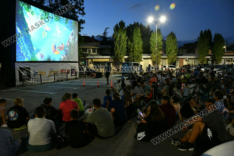 Лятното автокино в Хасково привлече много деца и младежи