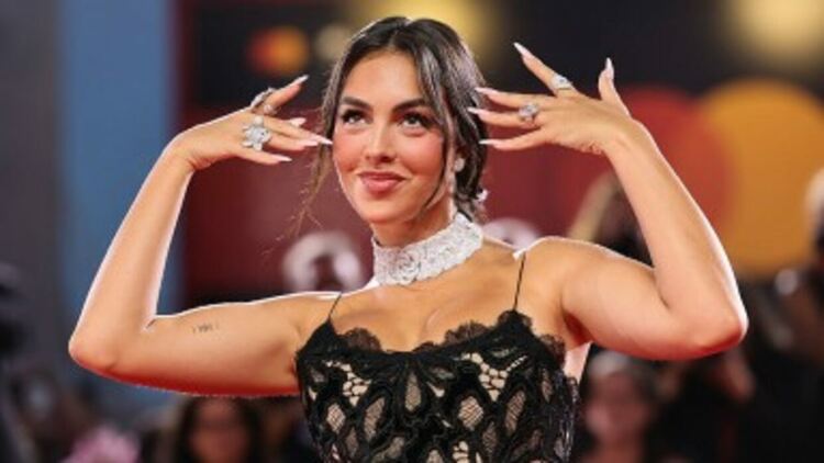 Джорджина Родригес показа гигантския си годежен пръстен на филмовия фестивал във Венеция