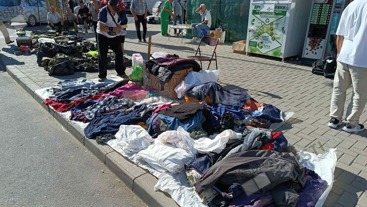   Дрехи втора употреба заляха Битака в Кърджали, подбиват цените в магазините