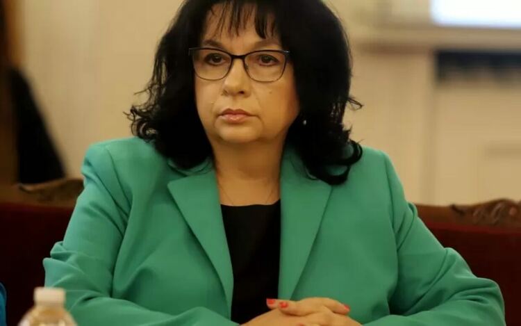 Правителството полага неимоверни усилия да получи до края на годината второ и трето плащане по ПВУ - 4.5 млрд. лв. Те имат решаващо значение за постигането на 3% дефицит, каза финансовият министър Теменужка Петкова.