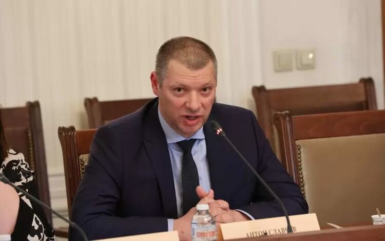 Антон Славчев, който все още ръководи и КОНПИ, и КПК.