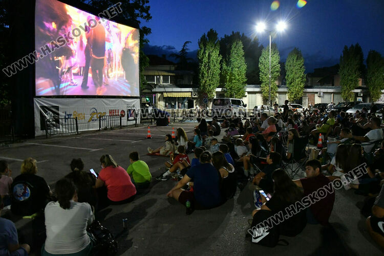 Лятното автокино в Хасково привлече много деца и младежи
