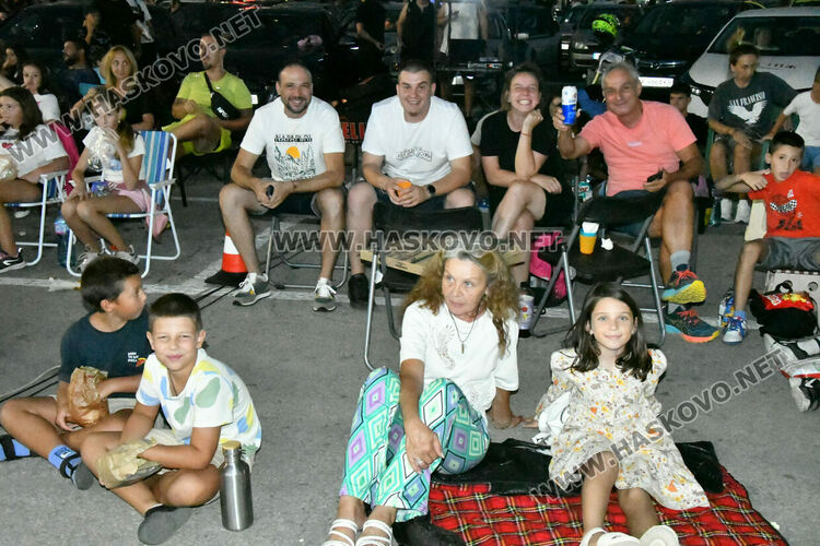 Лятното автокино в Хасково привлече много деца и младежи