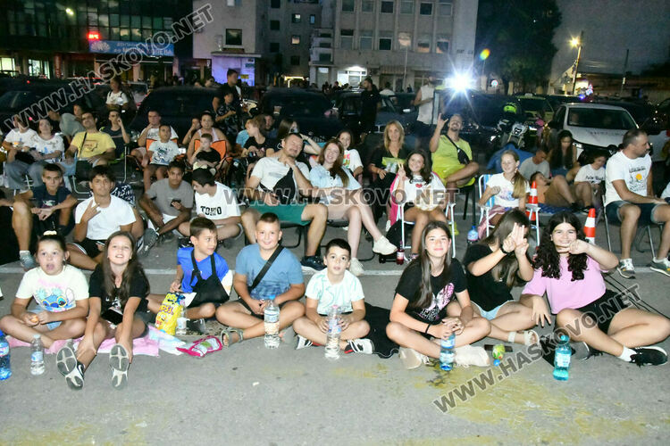 Лятното автокино в Хасково привлече много деца и младежи