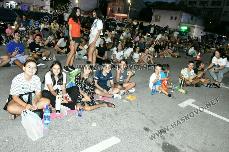 Лятното автокино в Хасково привлече много деца и младежи