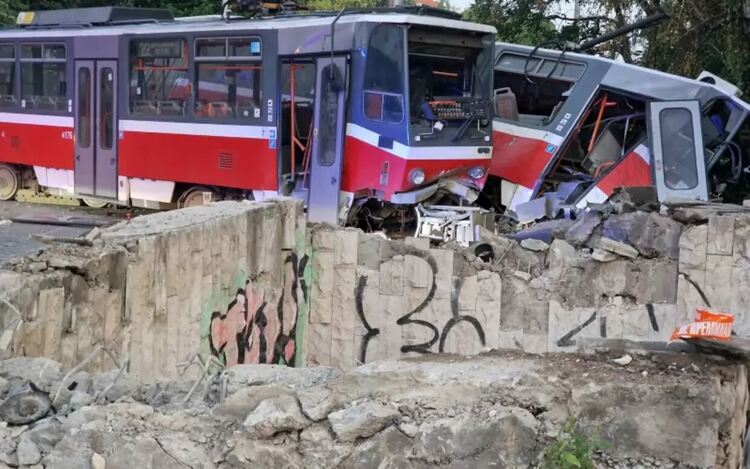Трамваят буквално е разрушил подлеза срещу Румънското посолство. Ударът е предизвикал и верижна катастрофа на няколко паркирани по ул. „Цар Иван-Асен“ коли.