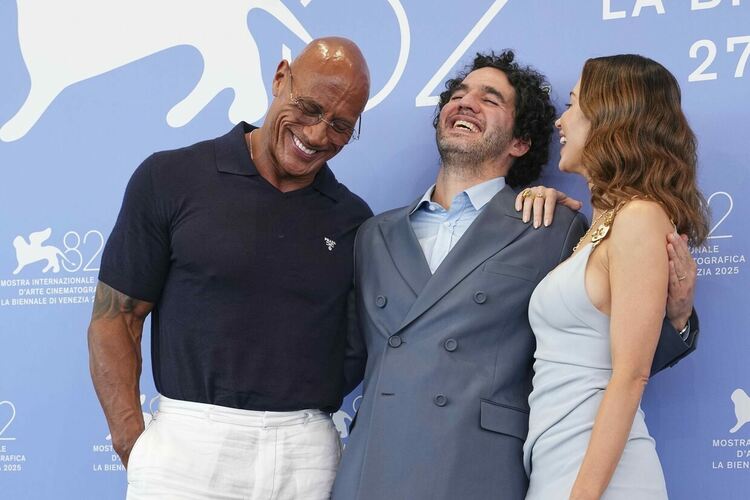 Скалата може да бъде номиниран за „Оскар“ за новия си филм „Смазващата машина“