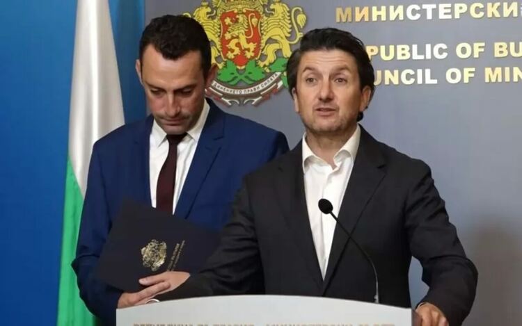 По време на съвместния брифинг на 6 август новината за домакинството в България на „Джиро д`Италия“ беше съобщена тържествено от министър Мирослав Боршош в присъствието на министър Иван Пешев. Оттогава обаче и туристическото, и спортното ведомство не предоставят конкретика, след като се оказа, че всъщност никое от тях не разполага с пълната картина.