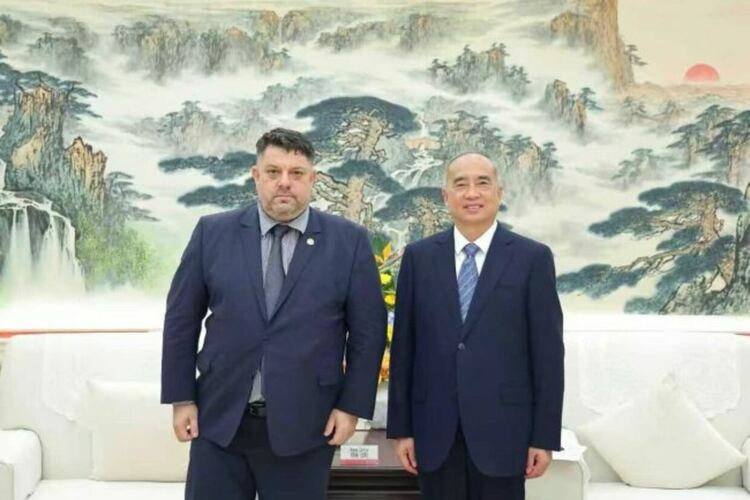 Вицепремиерът и лидер на БСП Атанас Зафиров е на визита в Китай с голяма българска делегация от социалисти. Те посетиха провинция Шандун, където се срещна с Лин У - секретар на партийния комитет на провинцията и председател на Постоянния комитет на Събранието на народните представители на провинцията. Снимки: БСП