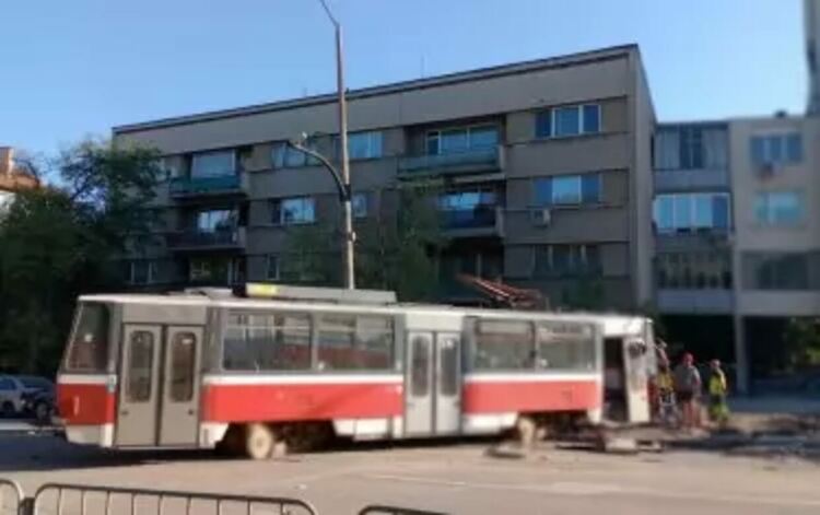 Дерайлирал трамвай разруши подлез и помете коли в София