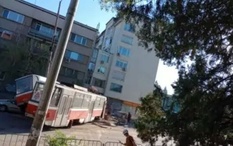 Дерайлирал трамвай разруши подлез и помете коли в София