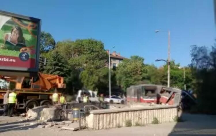 Дерайлирал трамвай разруши подлез и помете коли в София