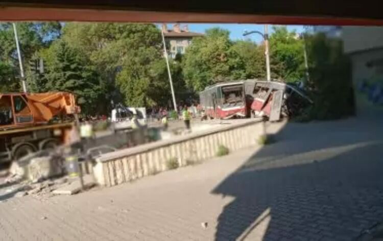 Дерайлирал трамвай разруши подлез и помете коли в София