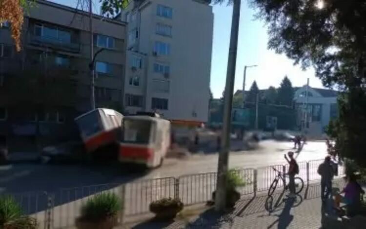 Дерайлирал трамвай разруши подлез и помете коли в София