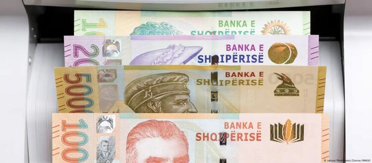 Преброени ли са дните на албанските банкноти? През юли министър-председателят Еди Рама заяви, че иска Албания да се превърне в страна без пари в брой до 2030.