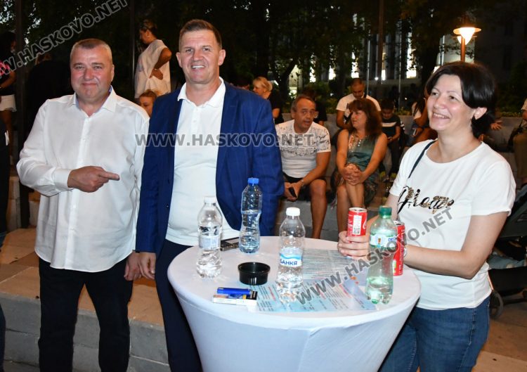 Хасковлии изпълниха пространството край „Заря“ за пиано бара под звездите