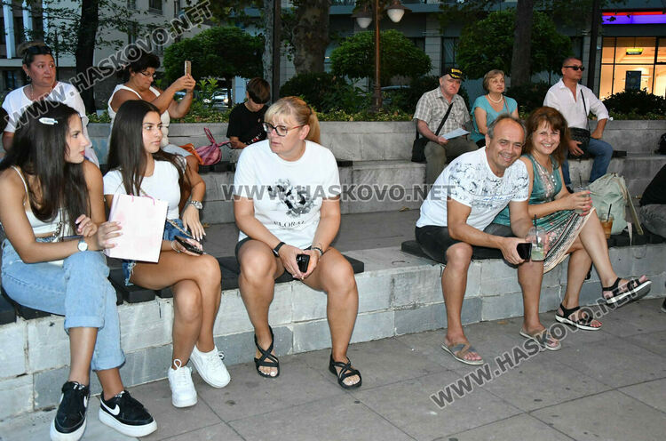 Хасковлии изпълниха пространството край „Заря“ за пиано бара под звездите