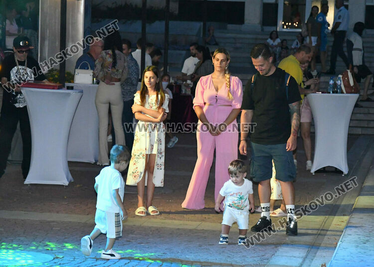 Хасковлии изпълниха пространството край „Заря“ за пиано бара под звездите