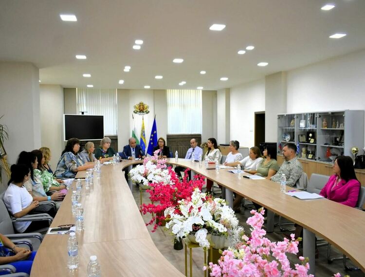 На „Кръгла маса“ в Асеновград обсъдиха мерки срещу отпадането на деца от училище