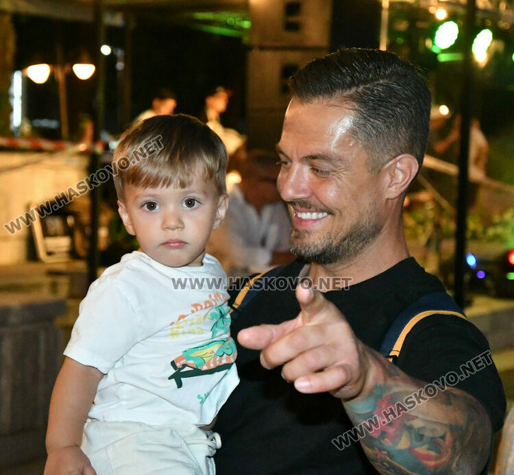 Хасковлии изпълниха пространството край „Заря“ за пиано бара под звездите