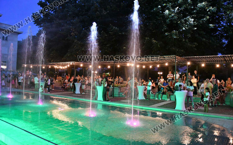 Хасковлии изпълниха пространството край „Заря“ за пиано бара под звездите