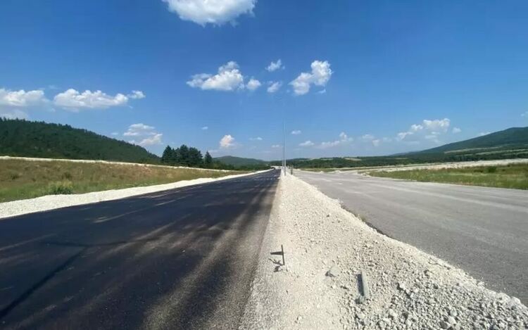 Изглед от магистралата. „Хемус“ се строи вече над 50 години.