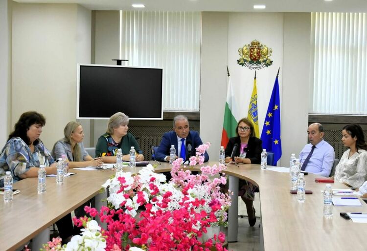 На „Кръгла маса“ в Асеновград обсъдиха мерки срещу отпадането на деца от училище