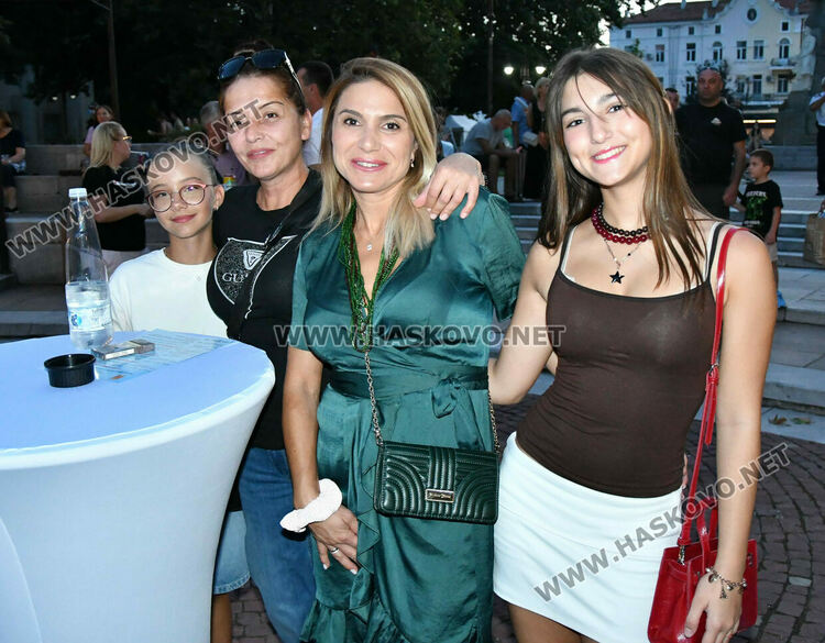 Хасковлии изпълниха пространството край „Заря“ за пиано бара под звездите