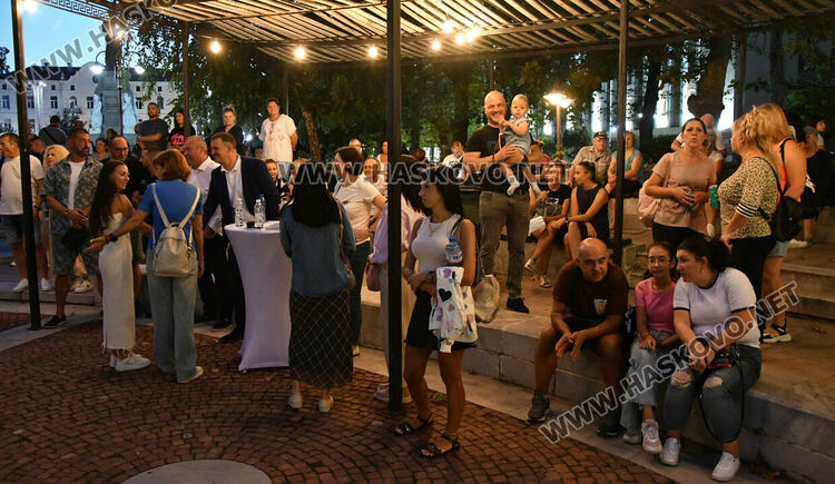 Хасковлии изпълниха пространството край „Заря“ за пиано бара под звездите