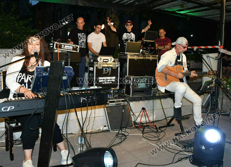 Хасковлии изпълниха пространството край „Заря“ за пиано бара под звездите