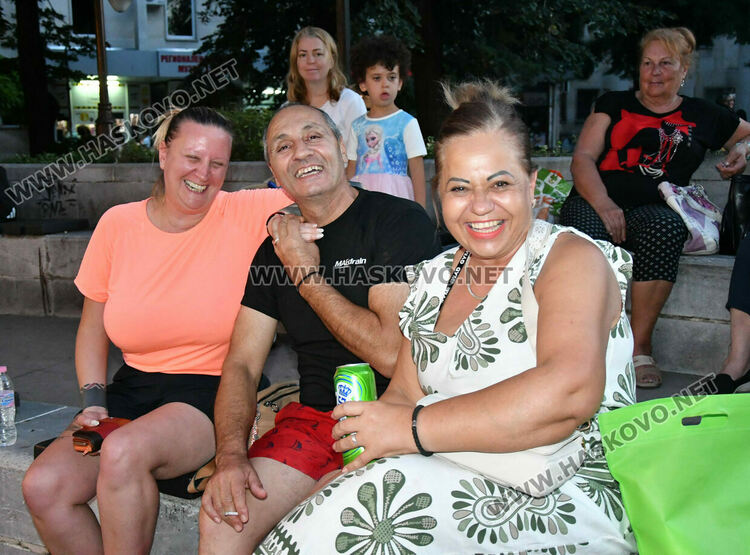 Хасковлии изпълниха пространството край „Заря“ за пиано бара под звездите