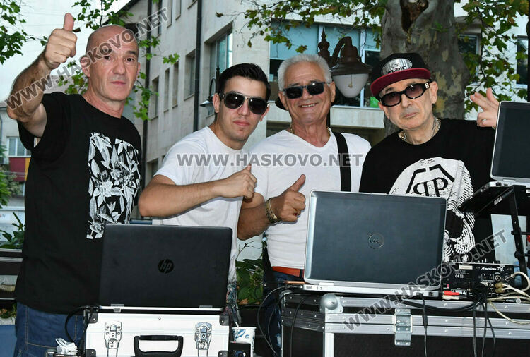 Хасковлии изпълниха пространството край „Заря“ за пиано бара под звездите