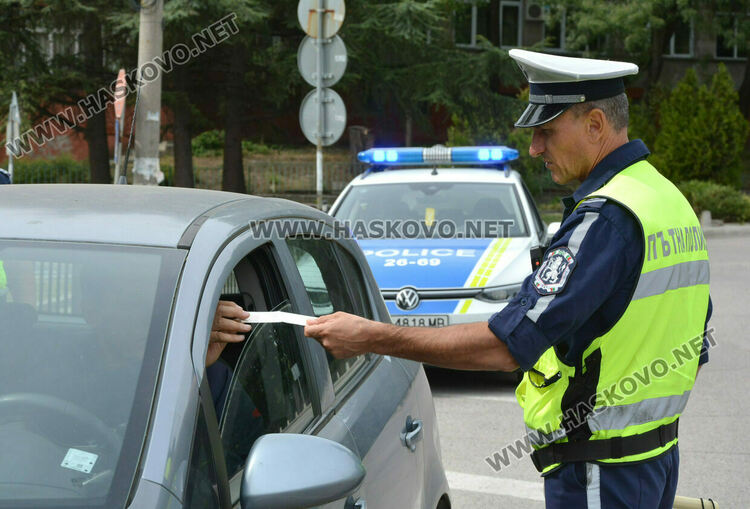 Хванаха шофьор без книжка и моторист с нередовна регистрация 