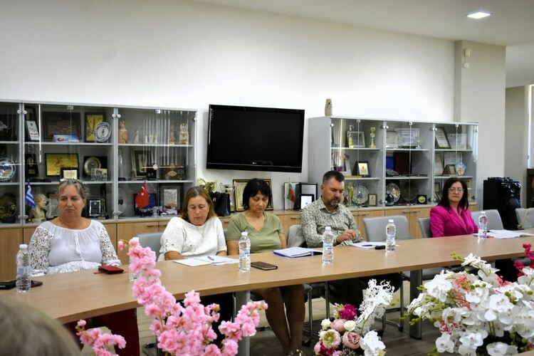 На „Кръгла маса“ в Асеновград обсъдиха мерки срещу отпадането на деца от училище