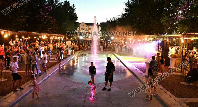 Хасковлии изпълниха пространството край „Заря“ за пиано бара под звездите