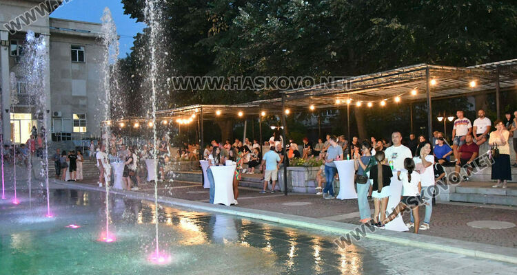 Хасковлии изпълниха пространството край „Заря“ за пиано бара под звездите