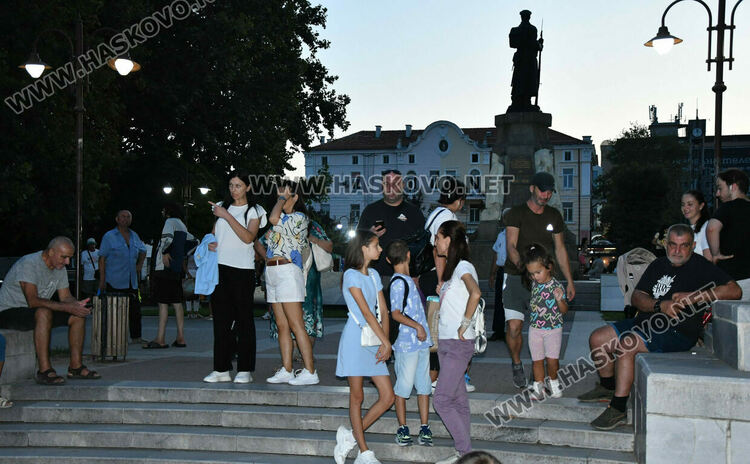 Хасковлии изпълниха пространството край „Заря“ за пиано бара под звездите