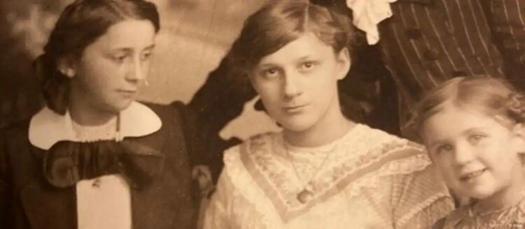 Лелята на Барбара Баум, станала жертва на жестоката „Програма Т4“: на снимката в средата между двете си сестри