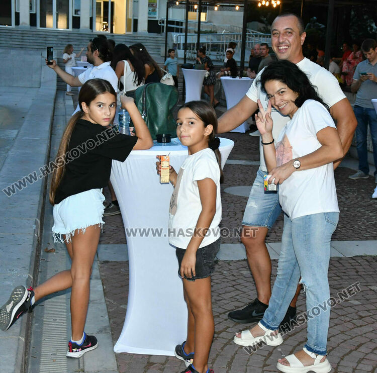 Хасковлии изпълниха пространството край „Заря“ за пиано бара под звездите