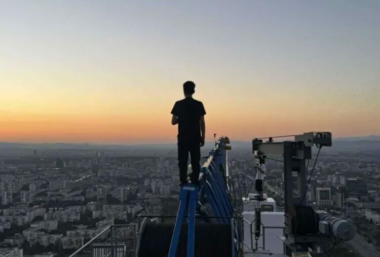 Опасно селфи си направиха 7 деца в София от върха на най-високата строяща се сгпрада в София Сн.бТВ